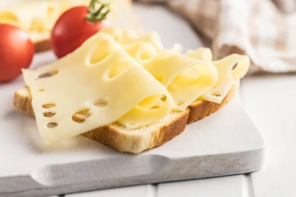 Slices Cheese Bread Cutting Board Tasty Sandwich — Stock Photo, Image