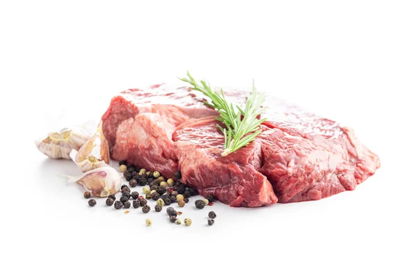 Rauwe Filet Steak Rundvlees Rozemarijn Knoflook Peper Geïsoleerd Witte Achtergrond — Stockfoto