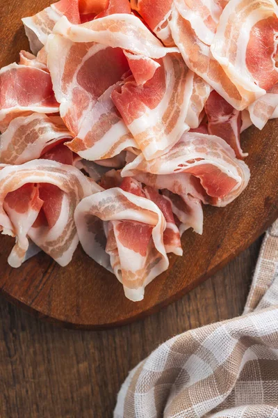Italian Panchetta Sliced Smoked Bacon Cutting Board Top View — Stock Photo, Image