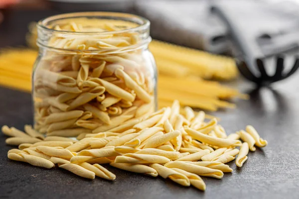 Fusilli Pugliesi Italian Twisted Pasta Spaghetti Black Table — Stock Photo, Image