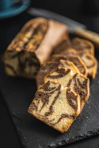 Marmurowe Ciasto Biszkoptowe Ciasto Kakao Smak Wanilii Desce Krojenia — Zdjęcie stockowe