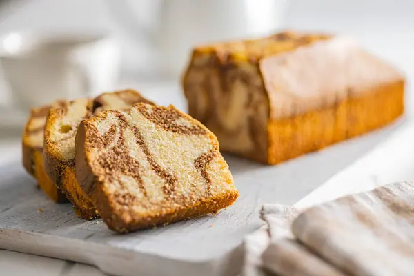大理石のスポンジケーキ カッティングボードのココアとバニラの味のケーキ — ストック写真