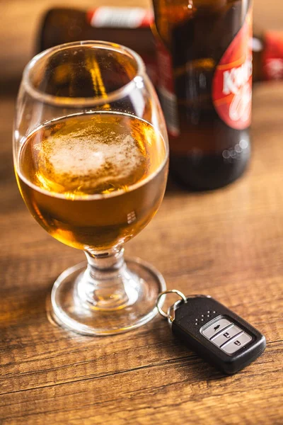 Ключ Машины Стеклом Деревянном Столе Концепция Вождения Пьяном Концепция Пьяного — стоковое фото