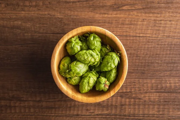 Green Hops Crop Bowl Wooden Table Top View — Stock Photo, Image