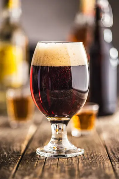 Темное Пиво Пивном Бокале Деревянном Столе — стоковое фото