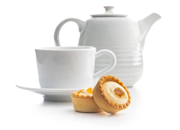 甜薄荷糖美味的小馅饼和咖啡杯 白色底色上夹有奶油的迷你派 — 图库照片