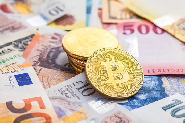 Çeşitli Banknotların Arka Planında Bitcoin — Stok fotoğraf