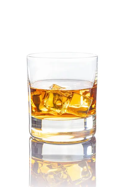 Szklanka Whisky Lub Innego Alkoholu Izolowanego Białym Tle — Zdjęcie stockowe