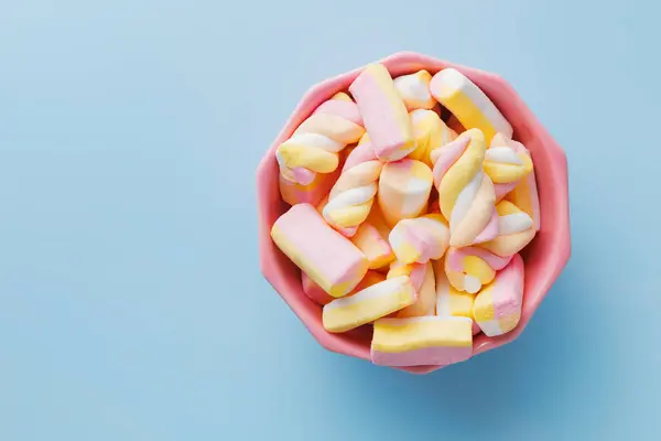 Sweet Colorful Marshmallows Bowl Blue Background Top View — Stock Photo, Image