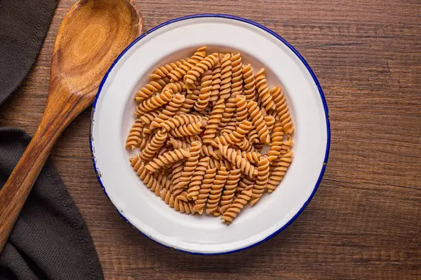 Raw Whole Grain Fusilli Pasta Uncooked Pasta Plate Top View — Stock Photo, Image
