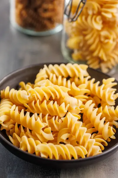 Uncooked Fusilli Pasta Uncooked Italian Pasta Plate — Stock Photo, Image