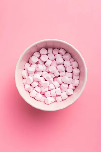 Mini Sweet Marshmallows Candy Bowl Pink Background Top View — Stock Photo, Image