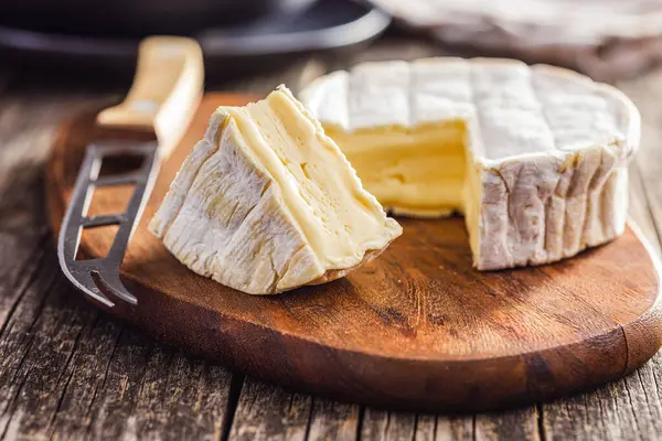 Brie Type Kaas Met Witte Schimmel Franse Camembert Kaas Snijplank — Stockfoto
