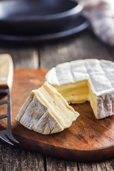 白模乳酪 刨花板上的法国迷迭香奶酪 — 图库照片