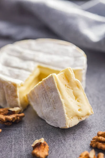 白模乳酪 厨房桌上的法国迷迭香芝士 — 图库照片