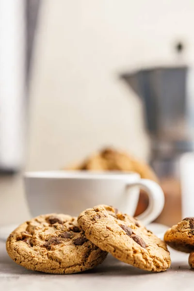 スイートチョコレートクッキーとキッチンテーブルのコーヒーカップ — ストック写真