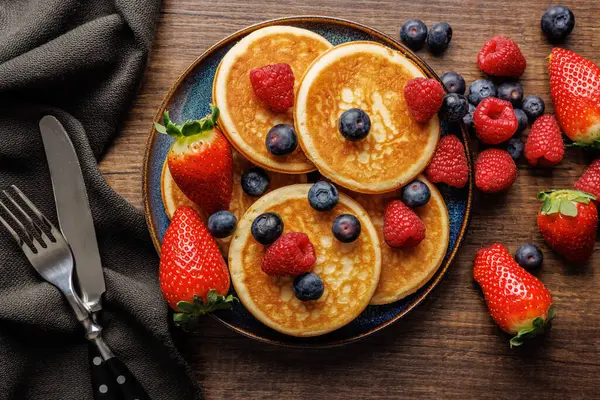 Homemade Classic American Pancakes Blueberries Raspberries Strawberries Top View — Stock Photo, Image