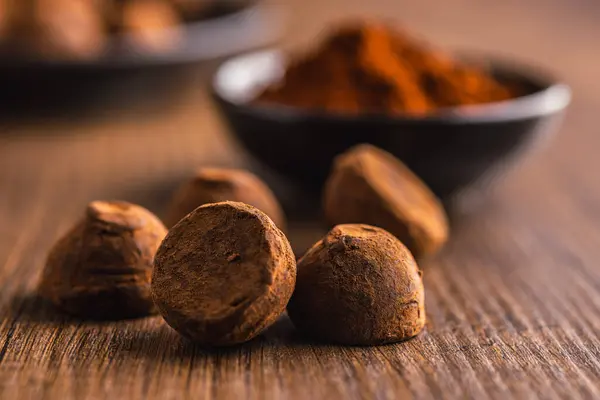 Pralinen Mit Kakaopulver Auf Dem Holztisch — Stockfoto