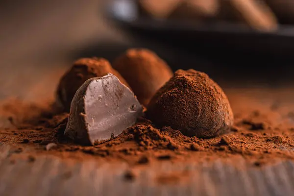 Truffes Chocolat Recouvertes Cacao Poudre Sur Table Bois — Photo