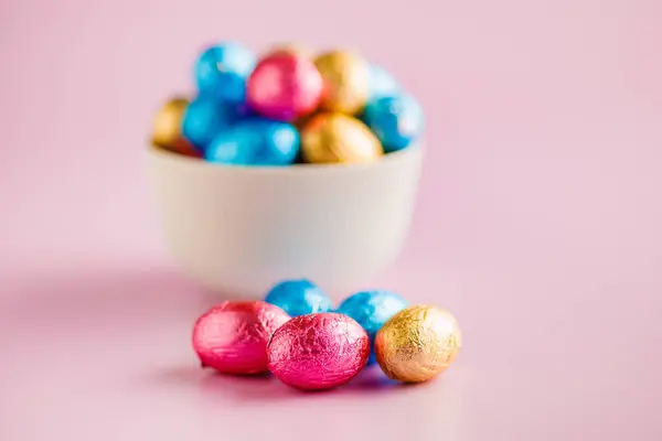 Velikonoční Čokoládová Vejce Zabalená Hliníkové Fólii Růžovém Pozadí — Stock fotografie