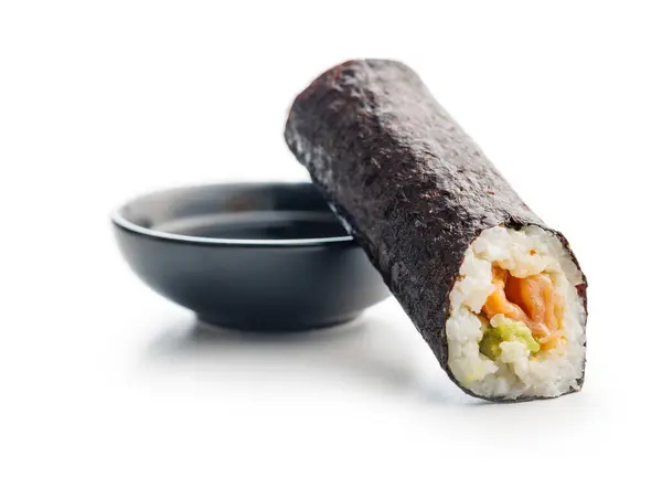 美味しい醤油の側面をきちんとスライスして表示した寿司ロール 新鮮な魚 野菜を海藻で巻き 醤油は味を補完する — ストック写真