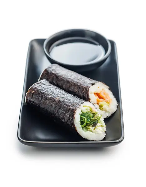 醤油のボウルを添えて 黒板にきちんと置かれた米 様々な詰め物の寿司ロール — ストック写真