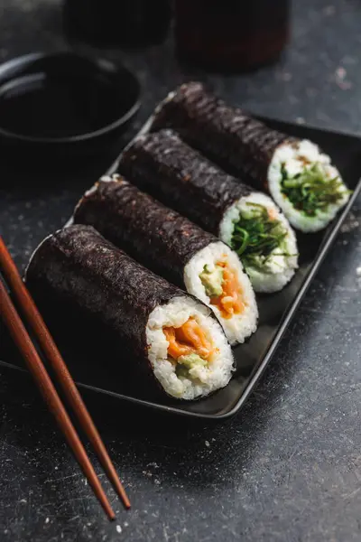 Farfurie Neagră Bucăți Sushi Bețișoare Însoțitoare Bol Sos Soia Sushiul — Fotografie, imagine de stoc
