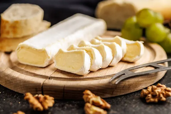Queso Artesanal Brie Rebanado Una Tabla Cortar Madera Redonda Servido —  Fotos de Stock