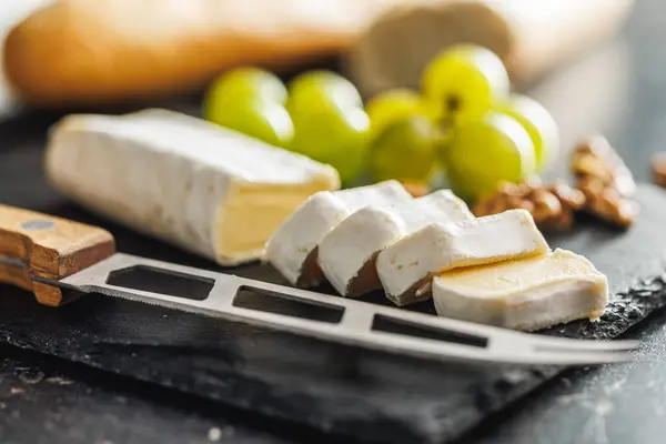 슬레이트 표면에 선명한 포도와 치즈의 상세한 클로즈업 텍스처와 양식을 스톡 사진
