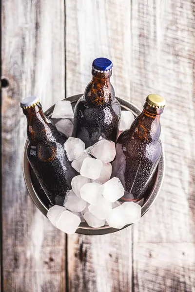 Balde Metal Preenchido Com Gelo Três Garrafas Vidro Cerveja São — Fotografia de Stock