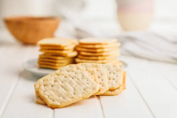 Crackers Salés Sur Une Table Blanche — Photo