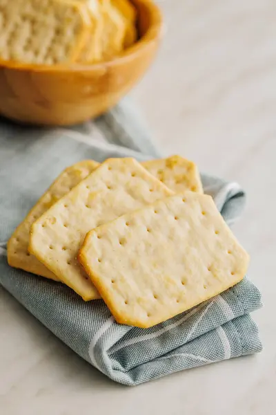 Crackers Dorés Sur Une Serviette Sur Une Table Cuisine Blanche — Photo