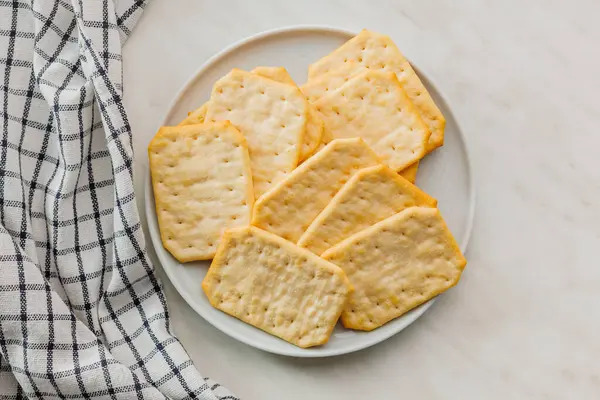 Crackers Dorés Sur Plaque Sur Une Table Cuisine Blanche Vue — Photo