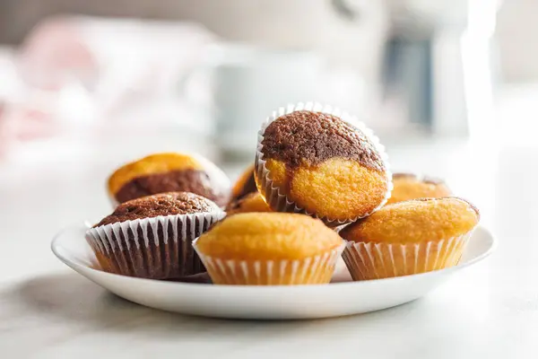 Uma Variedade Muffins Dourados Marrons Uma Mesa Branca Convidando Sabor — Fotografia de Stock