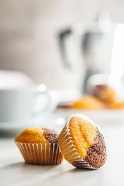 Une Variété Muffins Brun Doré Sur Une Table Blanche Invitant — Photo