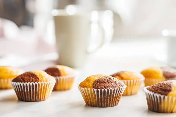 Uma Variedade Muffins Dourados Marrons Uma Mesa Branca Convidando Sabor — Fotografia de Stock