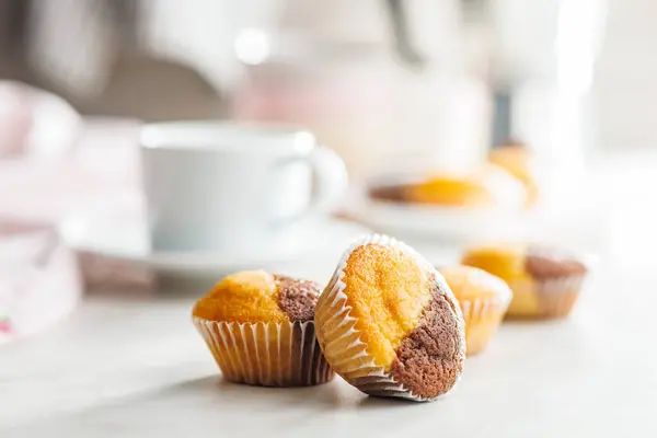 Una Varietà Muffin Dorati Tavolo Bianco Invitando Assaggio — Foto Stock