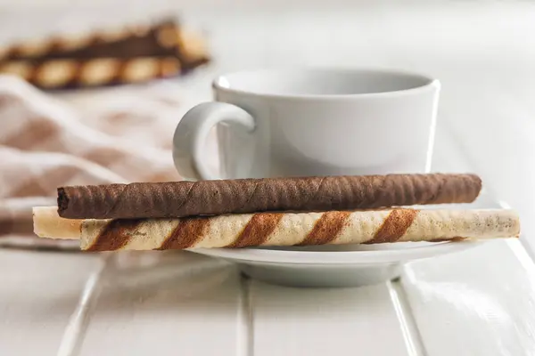 Rozmanitá Čokoláda Vanilkový Krém Plněné Oplatky Rohlíky Šálek Kávy Bílém Royalty Free Stock Obrázky