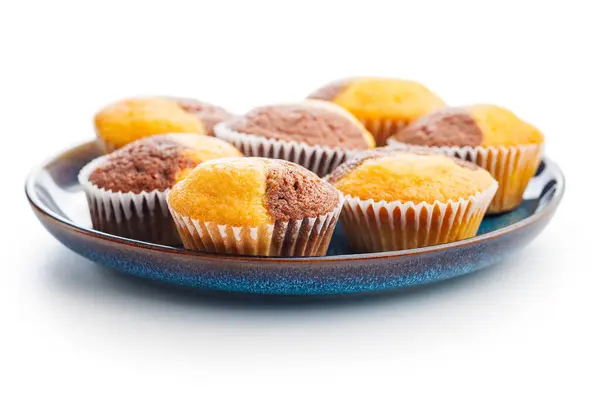 Nahaufnahme Eines Muffins Auf Teller Isoliert Auf Weißem Hintergrund — Stockfoto