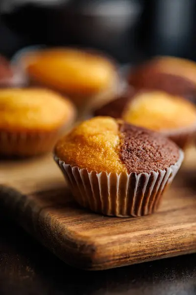 Primer Plano Muffins Tabla Cortar Una Mesa Negra — Foto de Stock