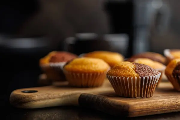 Primer Plano Muffins Tabla Cortar Una Mesa Negra — Foto de Stock