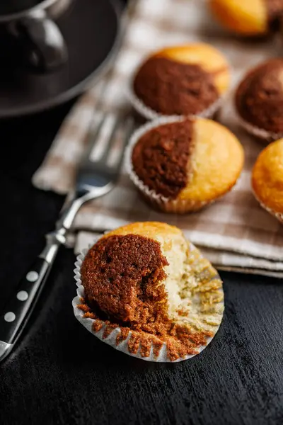 Primer Plano Muffins Una Mesa Negra —  Fotos de Stock