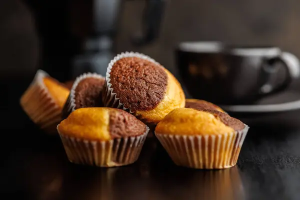 Primer Plano Muffins Una Mesa Negra — Foto de Stock