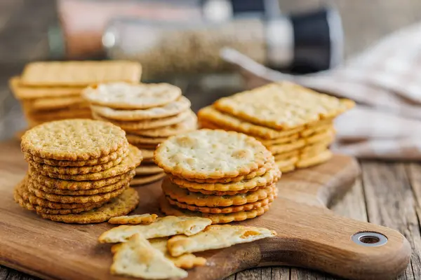 Stack Crackers Neatly Arranged Cutting Board Wooden Tabletop — Stock Photo, Image