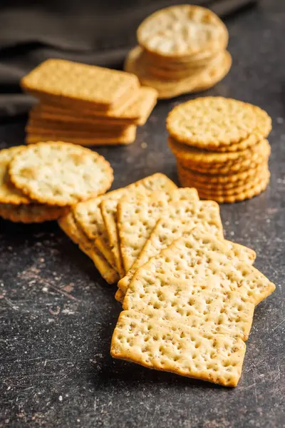 Una Pila Cracker Ordinatamente Disposti Bancone Della Cucina Fotografia Stock