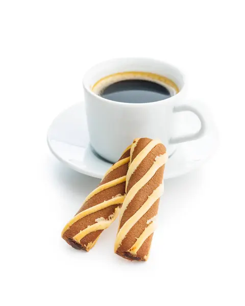 白色背景下隔离的经典条状饼干和咖啡杯 — 图库照片