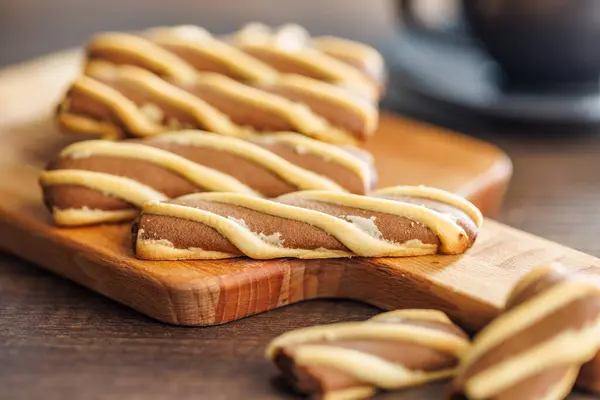 Κλασσικές Ρίγες Cookies Ξύλο Κοπής Ξύλινο Τραπέζι Royalty Free Φωτογραφίες Αρχείου