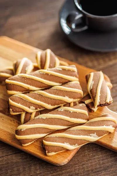Klasické Pruhované Cookies Řezací Desce Dřevěném Stole Royalty Free Stock Fotografie