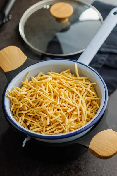 Tvařené Špagety Těstoviny Colanderu Kuchyňském Stole Stock Snímky