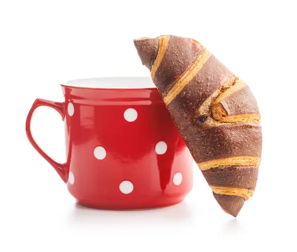 Verse Chocolade Croissant Met Een Kopje Koffie Een Witte Achtergrond — Stockfoto